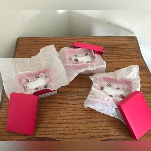 🌸 Avon Stretch Flower Bracelet 🌸 - Picture 3 of 4